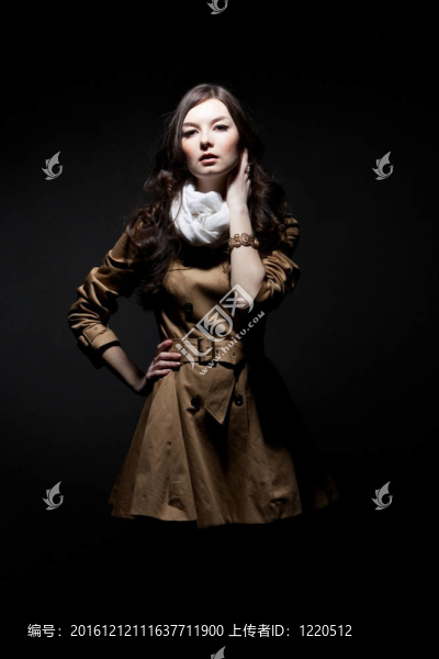 性感女人在黑暗中的時(shí)尚肖像