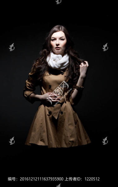 時尚性感女人在黑暗的背景