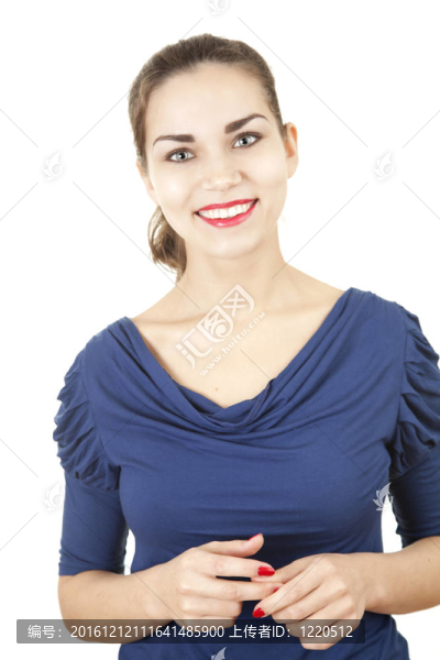 面帶微笑的年輕女子；白色背景