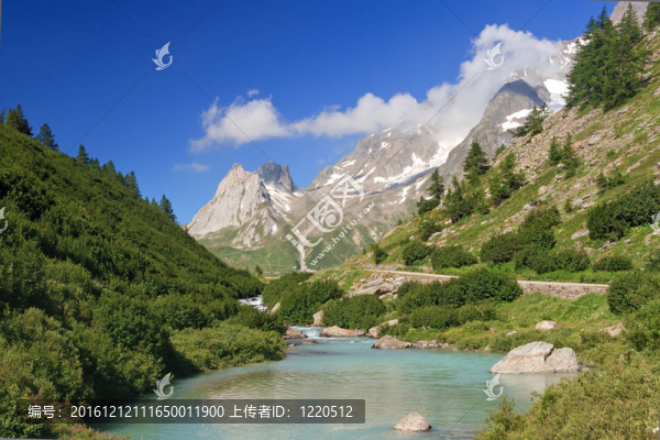 朵拉流。極高的山谷