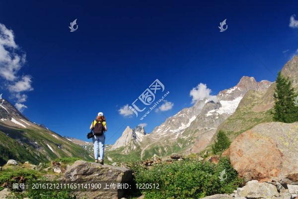 在雪貂山谷徒步旅行者