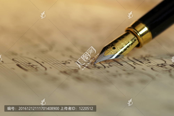 樂譜和鋼筆