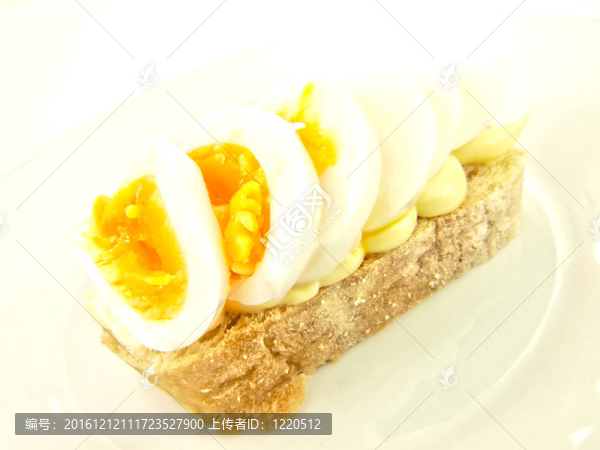 軟煮雞蛋三明治；ciabatta，沙拉醬