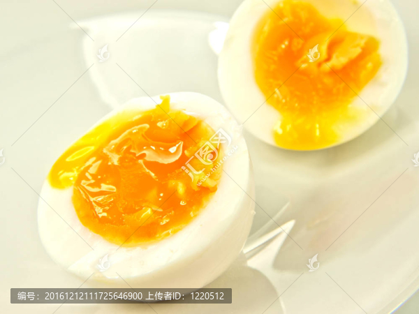 水煮蛋；白盤子；半