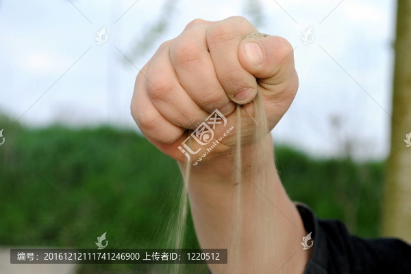 沙子從孩子手中掉下來