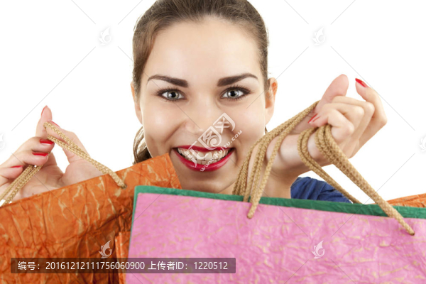 帶購(gòu)物袋的微笑的年輕女子；白色背景