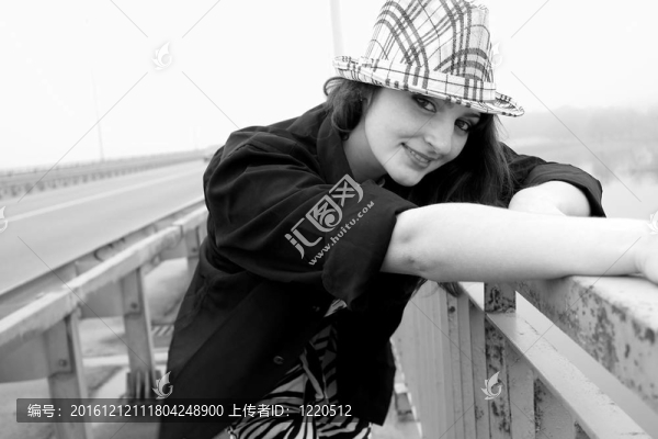 帽子上的女人