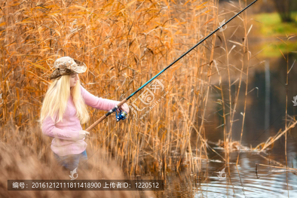 女人釣魚