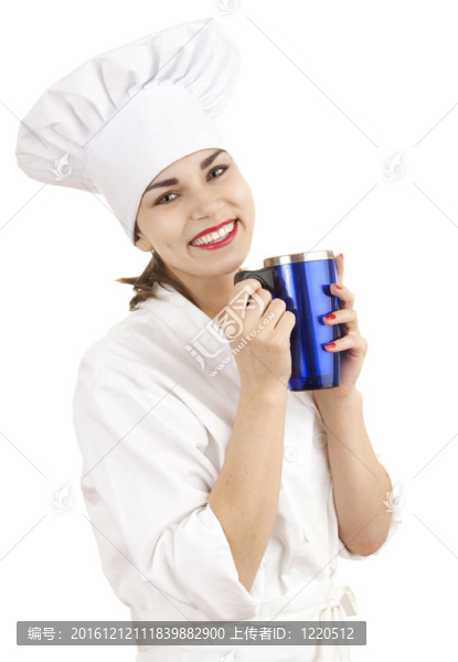 穿著白色制服的年輕廚師，戴著藍色大杯子的帽子；白色背景