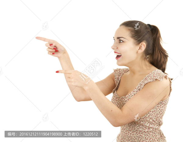 吃驚的年輕女人指著；白色背景