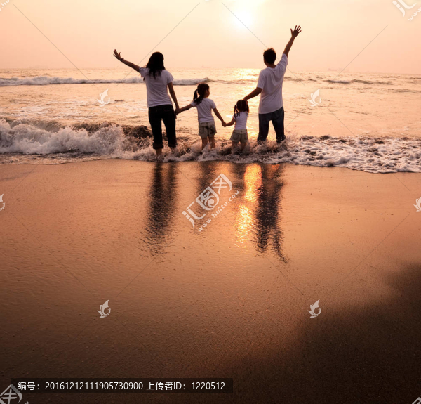 幸福的家庭手牽手海灘和看日落