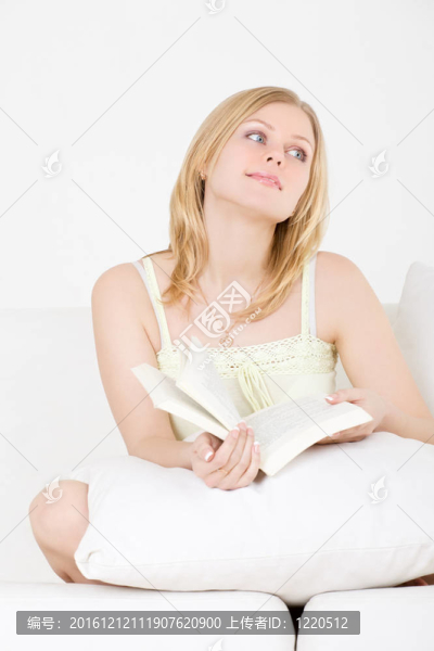 讀書的女孩