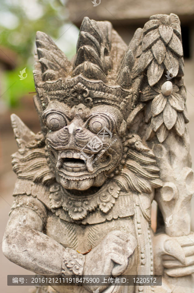 在烏布的巴厘惡魔雕像；印度尼西亞