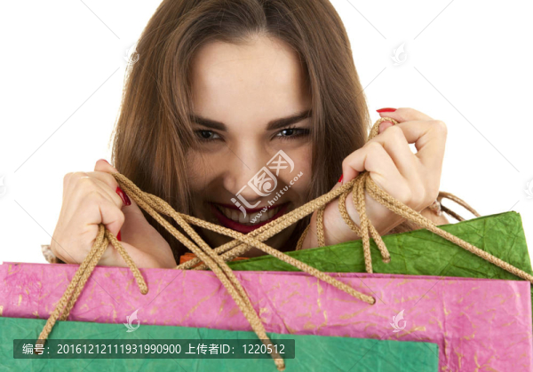 帶購物袋的年輕女子；白色背景