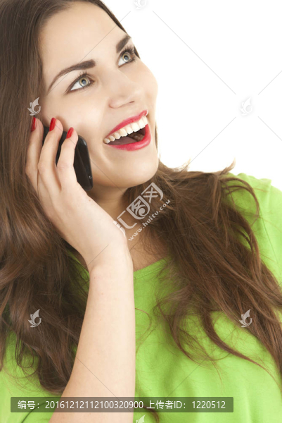 在電話里笑的年輕女人；白色背景
