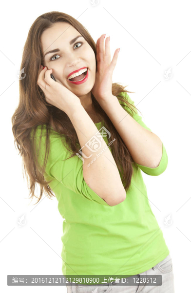興奮的年輕婦女用電話；白色背景
