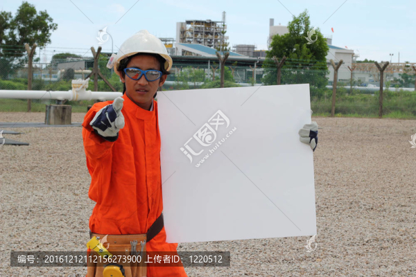 憤怒的石油和天然氣亞洲工人與空白標(biāo)志；為您的文字準(zhǔn)備。