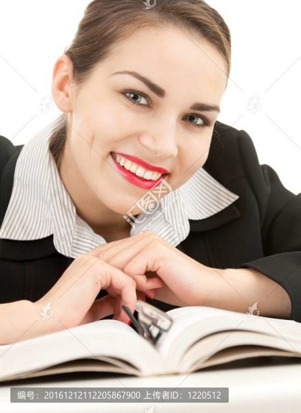 微笑的年輕學生帶書；白色背景