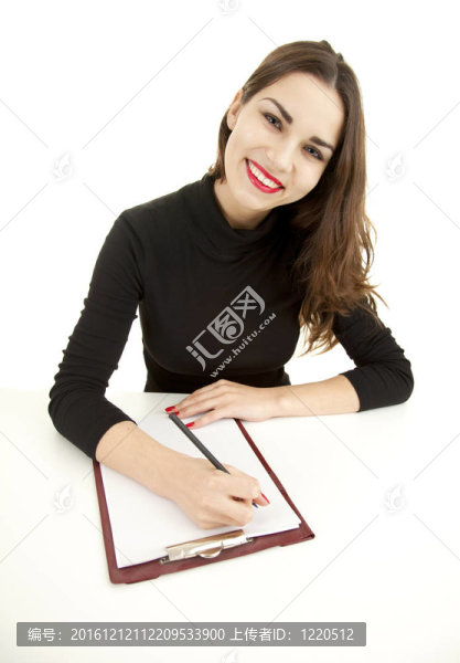 女學生用剪貼板看攝像頭；白色背景