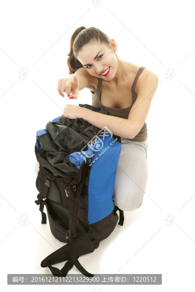 用背包指著你年輕的女游客；全長；白色背景
