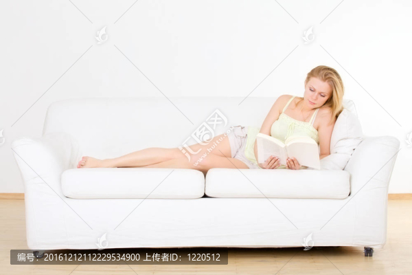讀書的女孩