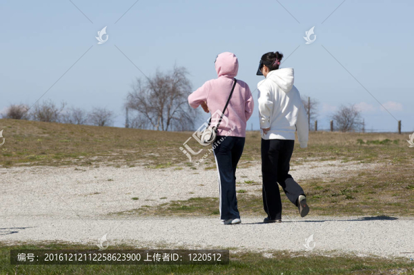 兩位女士在公園散步