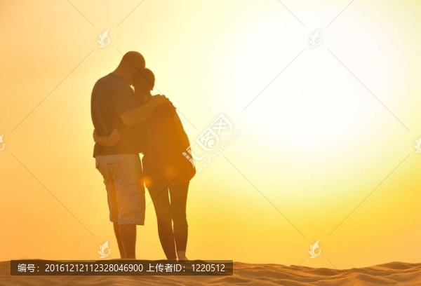 情侶欣賞夕陽(yáng)