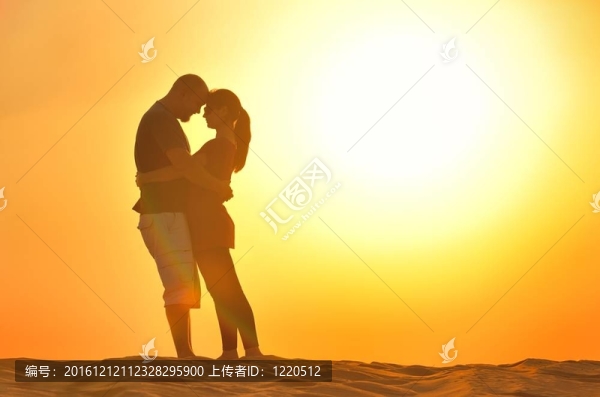 情侶欣賞夕陽