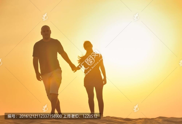情侶欣賞夕陽(yáng)
