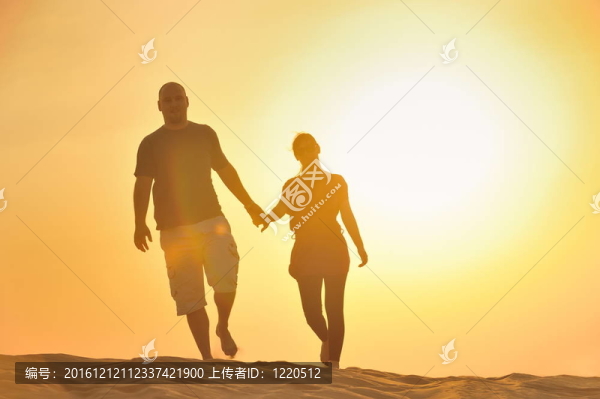 情侶欣賞夕陽