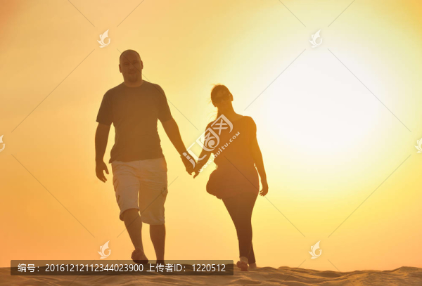 情侶欣賞夕陽