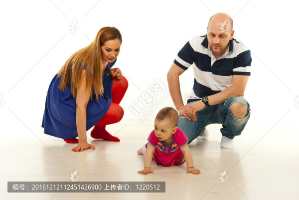 家長(zhǎng)看著寶寶爬行