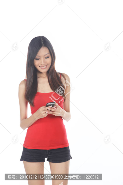 亞洲女孩使用手機