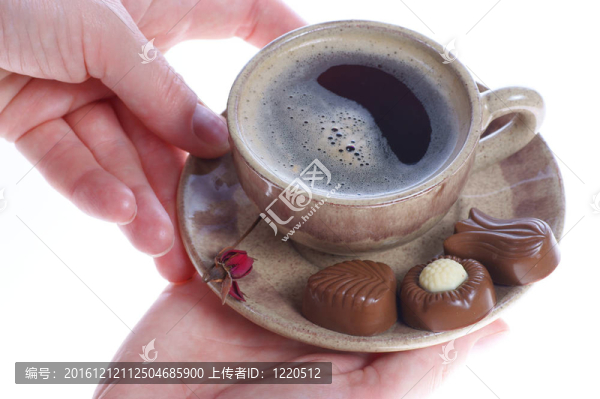 果仁巧克力；杯；黑咖啡和女性手上白色