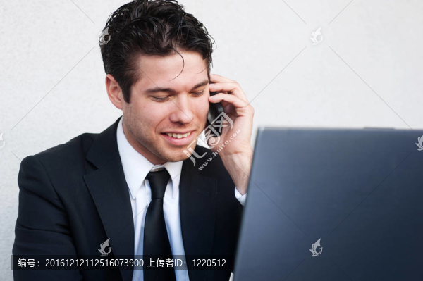 一個年輕的商人在筆記本電腦