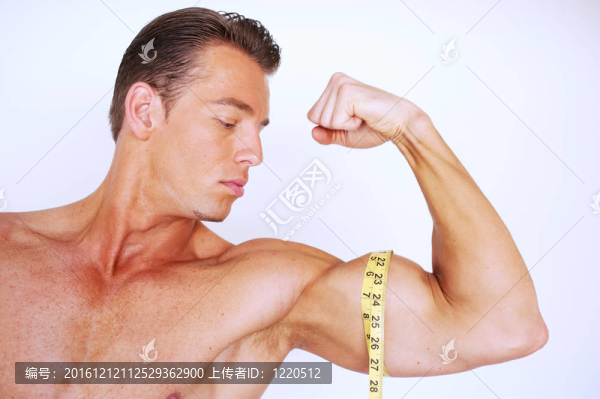 測(cè)量肌肉的肌肉男