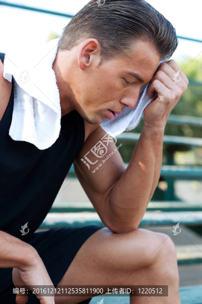 一個(gè)年輕的運(yùn)動(dòng)男子與運(yùn)動(dòng)毛巾肖像
