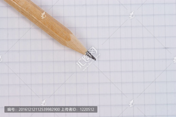 在白色背景上孤立的筆記本和鉛筆