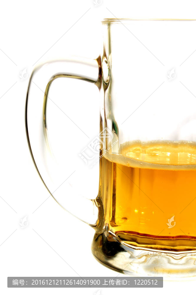 白底啤酒杯