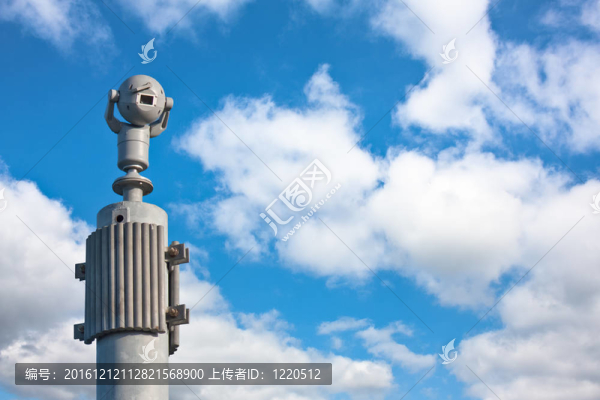 360輪視野安全相機(jī)在一個堅(jiān)固的桿對藍(lán)天與云