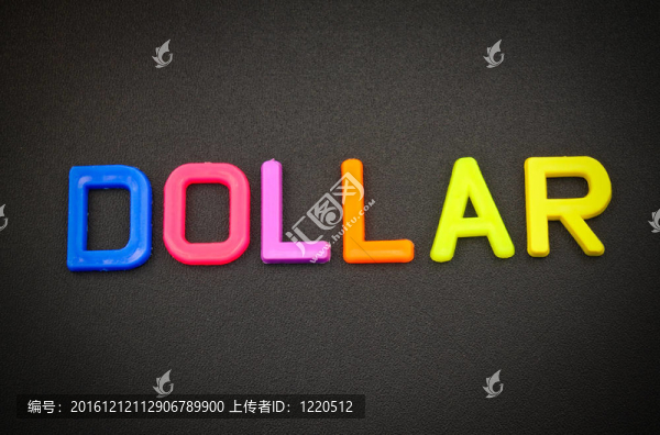 黑色背景上的彩色玩具字母