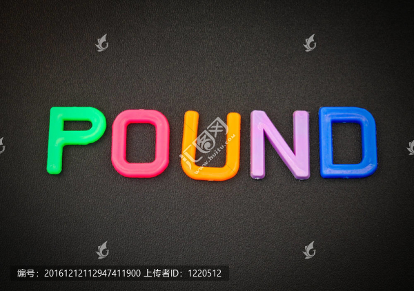 在黑色背景上投上五顏六色的玩具字母