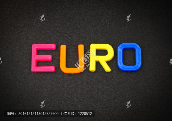 黑色背景上五顏六色的玩具字母