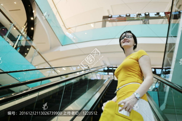 幸福的女人購物