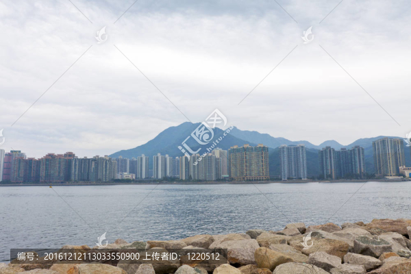 香港的公寓樓，沿著海岸