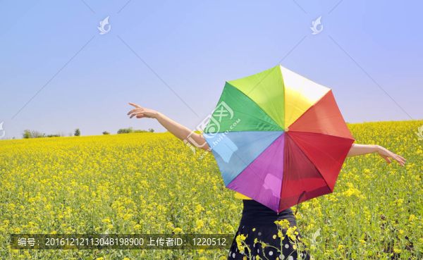 一個帶著五顏六色雨傘的漂亮女孩