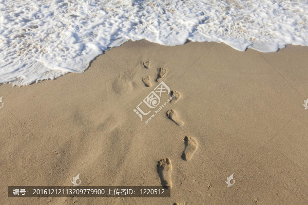 腳印在沙灘上