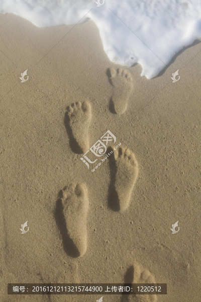 腳印在沙灘上