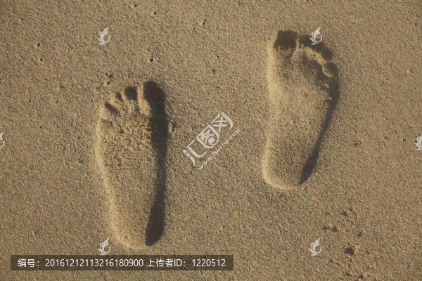 腳印在沙灘上