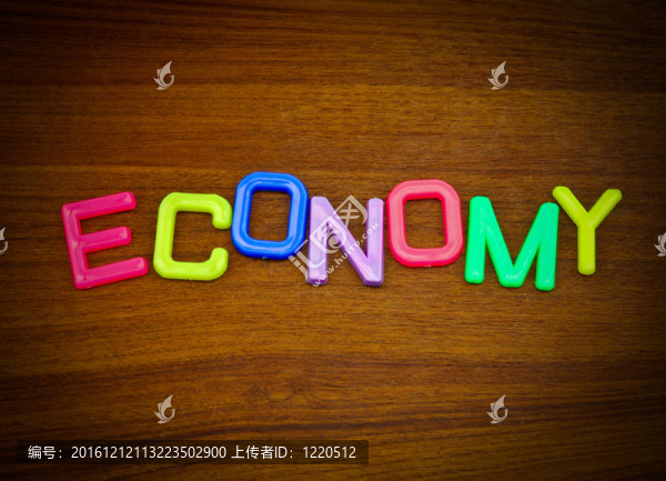 木制背景下彩色玩具字母的經(jīng)濟性